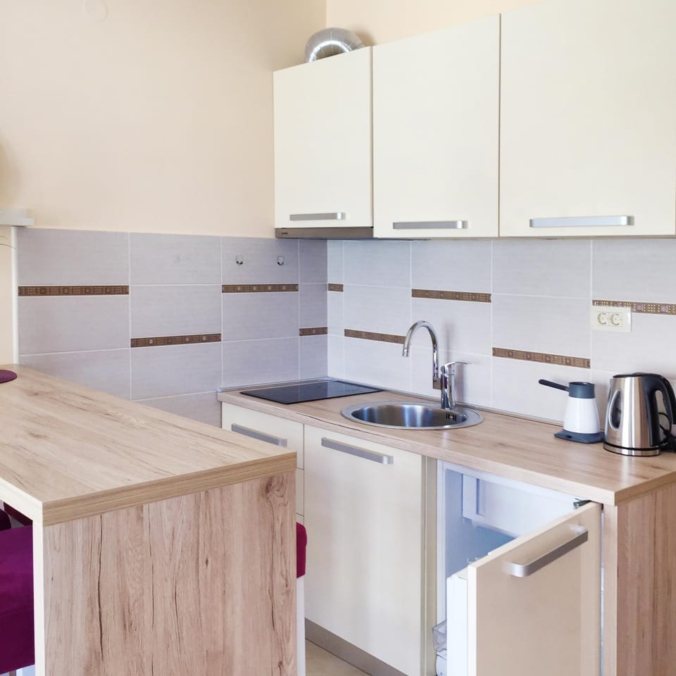 Kitchen or kitchenette, Dining area