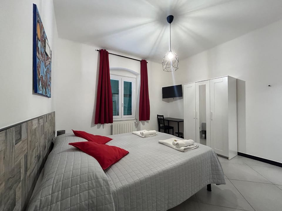 Bed, TV and multimedia, Photo of the whole room, Evening entertainment, Bedroom, wardrobe