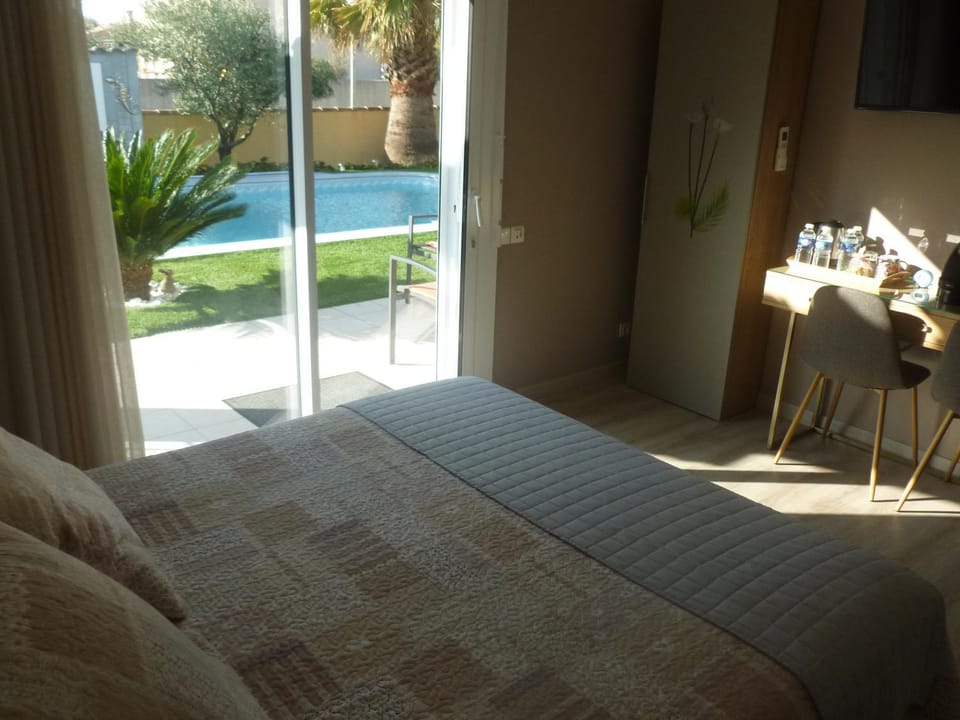 Bed, Bedroom, Garden view