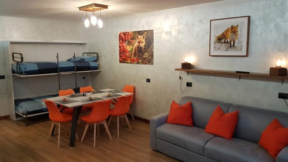 Bed, Living room, Photo of the whole room, Seating area, Dining area