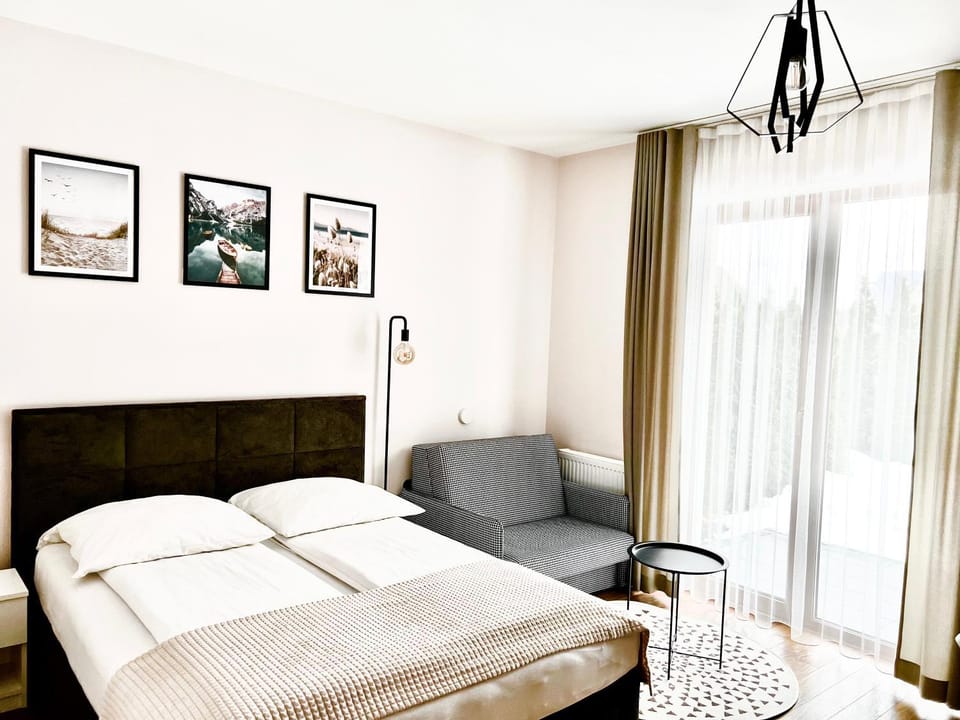 Bed, Photo of the whole room, Seating area, Bedroom