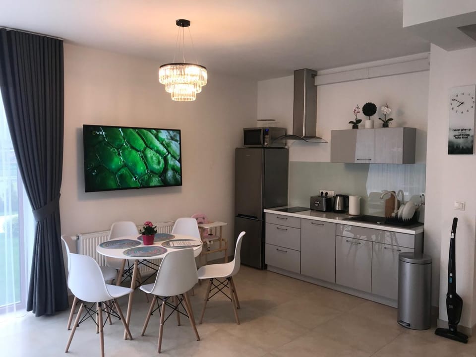 TV and multimedia, Coffee/tea facilities, Kitchen or kitchenette, Dining area, Communal kitchen, oven, stove
