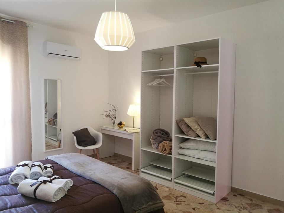 Balcony/Terrace, Bedroom, Sea view, Street view