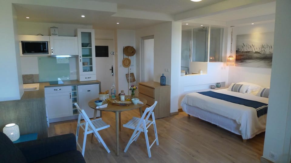 Shower, Kitchen or kitchenette, Photo of the whole room, Decorative detail, Dining area, minibar