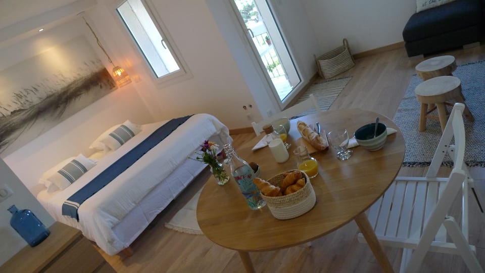 Dining area, Bedroom, Continental breakfast
