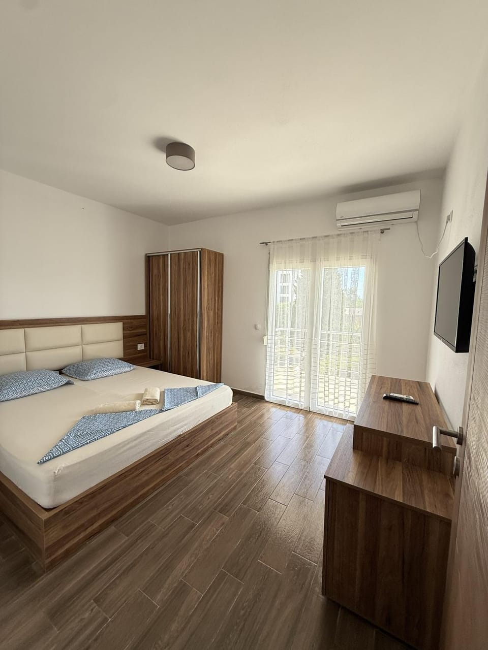 Bed, TV and multimedia, Photo of the whole room, Bedroom, air conditioner