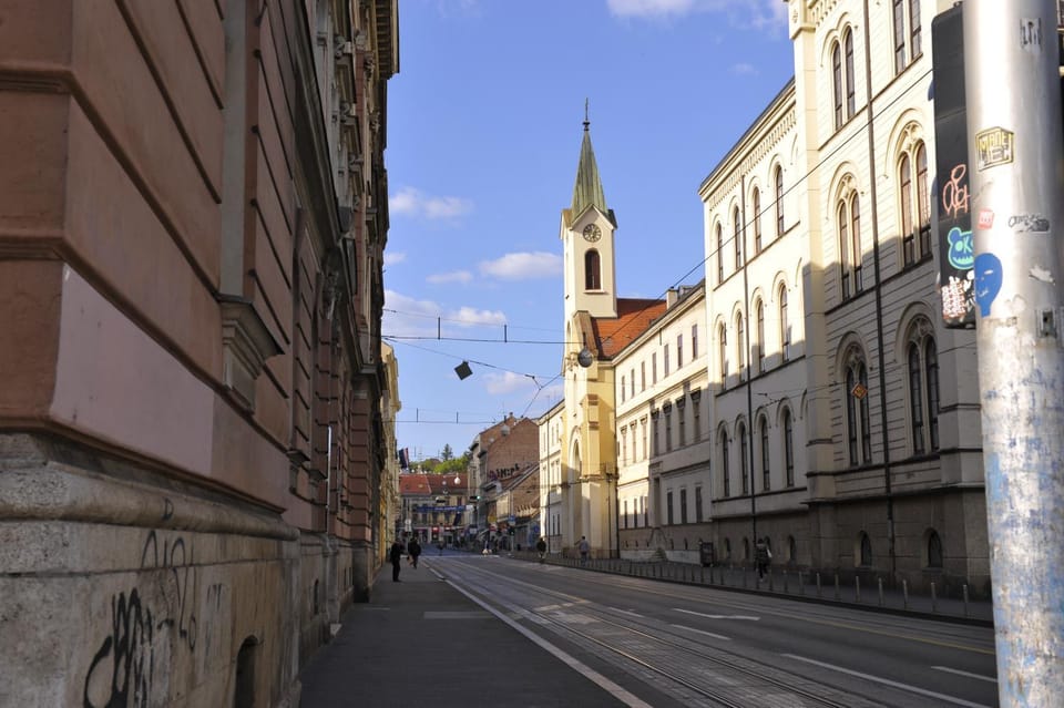 Nearby landmark, Neighbourhood