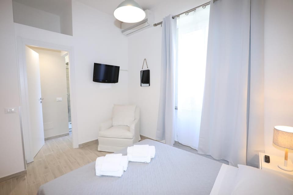 Shower, Toilet, Bed, Bathroom, TV and multimedia, Bedroom