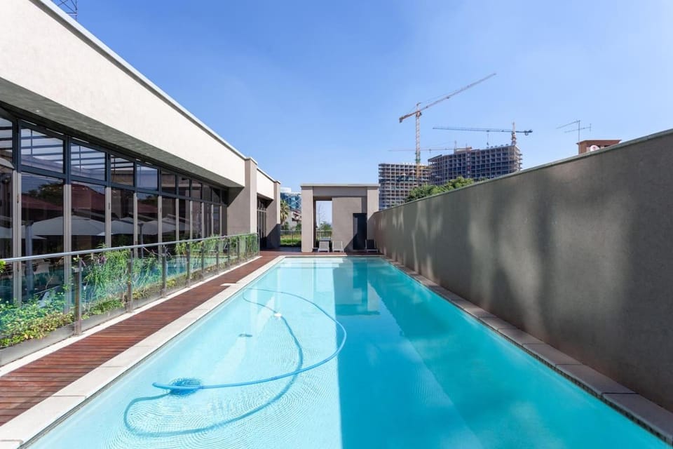 Property building, Day, Pool view, Swimming pool