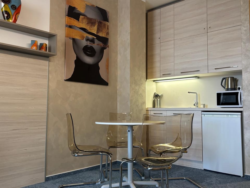 Dining area, kitchen