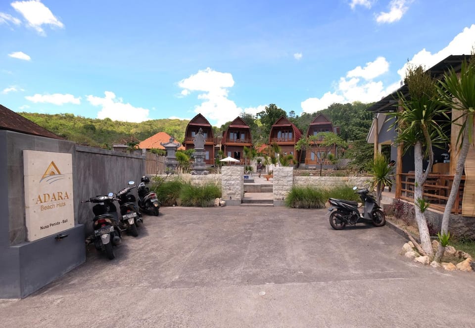 Property building, Facade/entrance, Neighbourhood, Garden, Lobby or reception