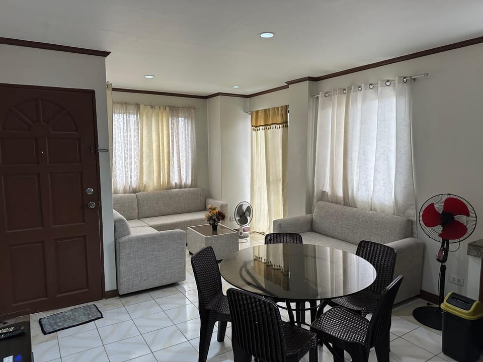 Cranberry's Place-near CONVENTION center Apartment in Iloilo City