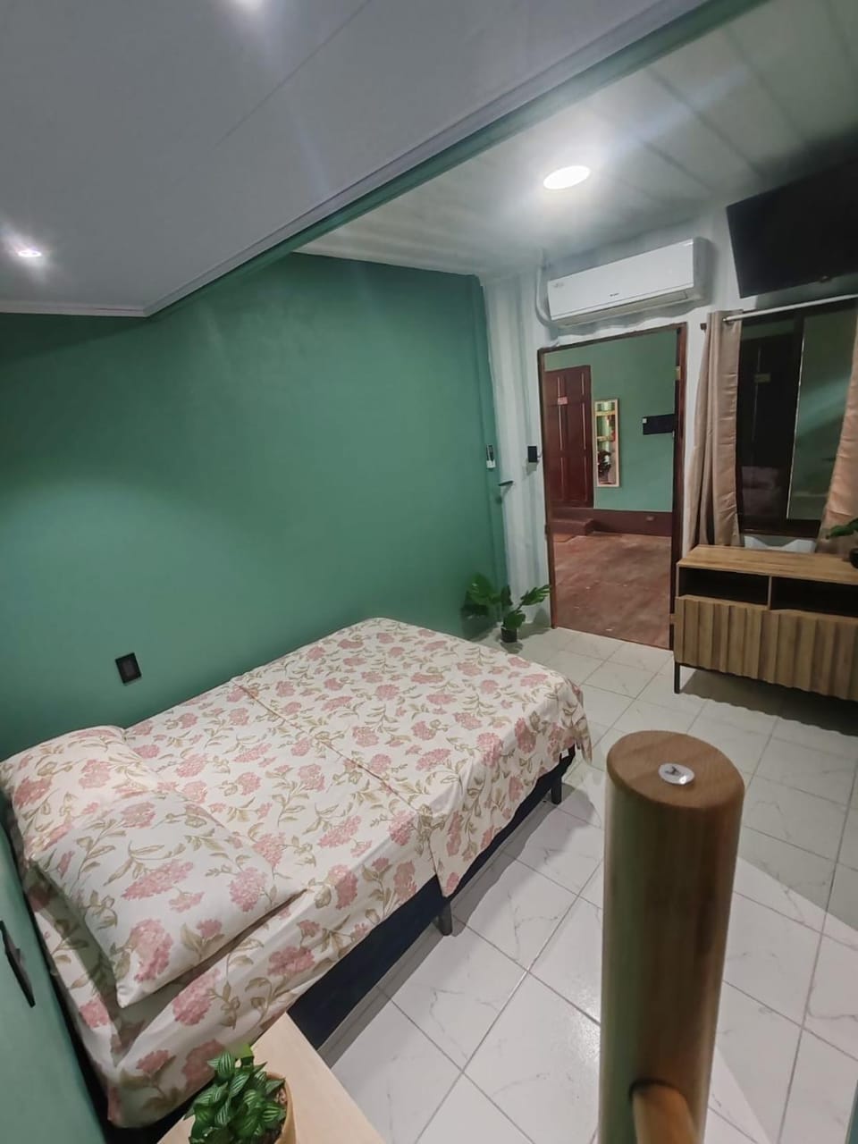 The Jungle Container Bed and Breakfast in Quepos