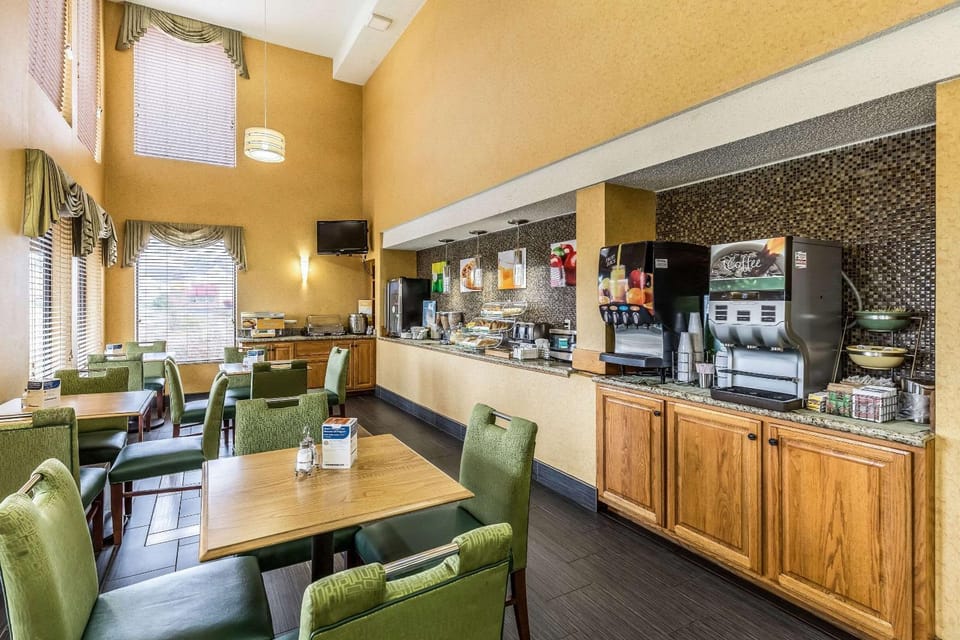 Restaurant/places to eat, Dining area, On site, Breakfast
