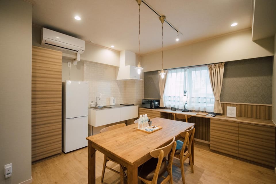 Kitchen or kitchenette, Dining area
