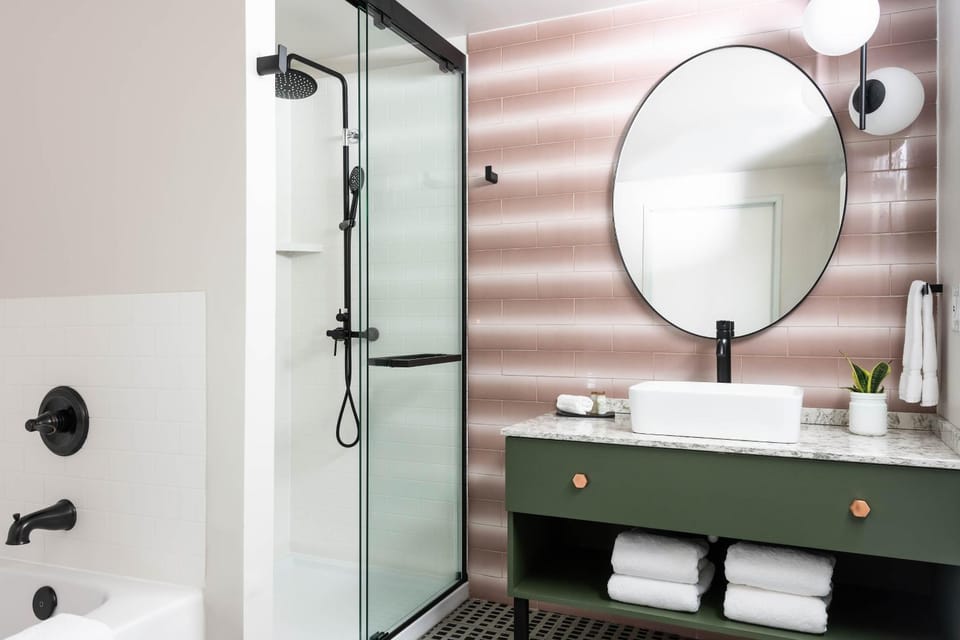 Shower, Property building, Bathroom, towels