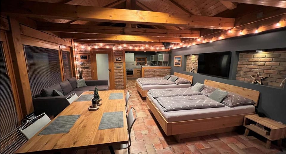 Bed, TV and multimedia, Living room, Photo of the whole room