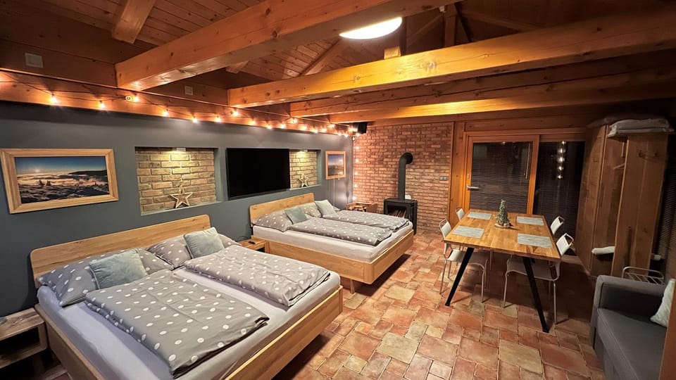 Bed, TV and multimedia, Living room, Photo of the whole room, Seating area, Dining area, Bedroom