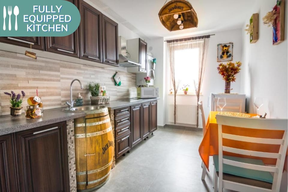 Kitchen or kitchenette, minibar