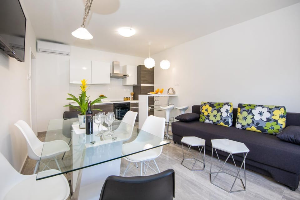 Kitchen or kitchenette, Living room, Dining area