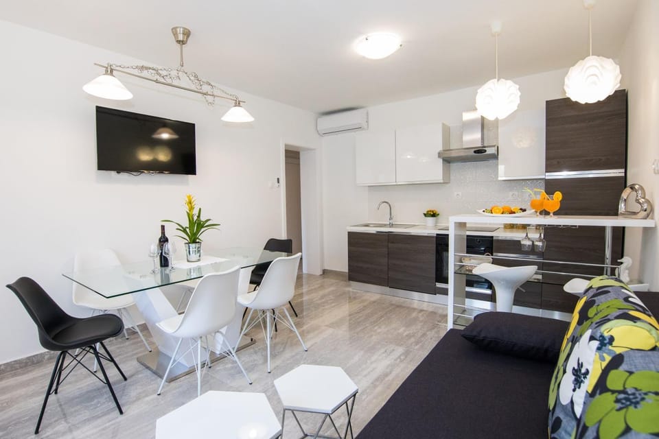Kitchen or kitchenette, Living room, Dining area