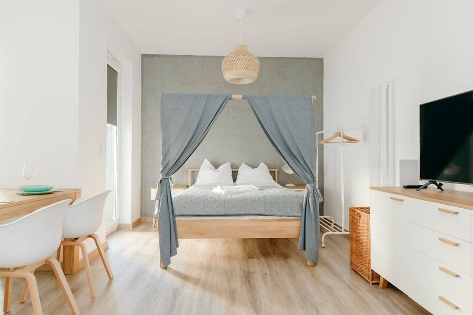 Bed, TV and multimedia, Bedroom