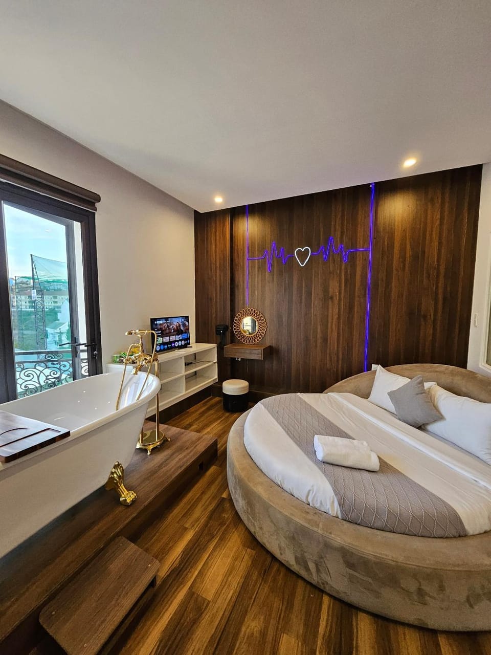 Bed, TV and multimedia, Bedroom, Bath
