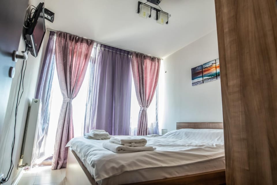 TV and multimedia, Photo of the whole room, Bedroom