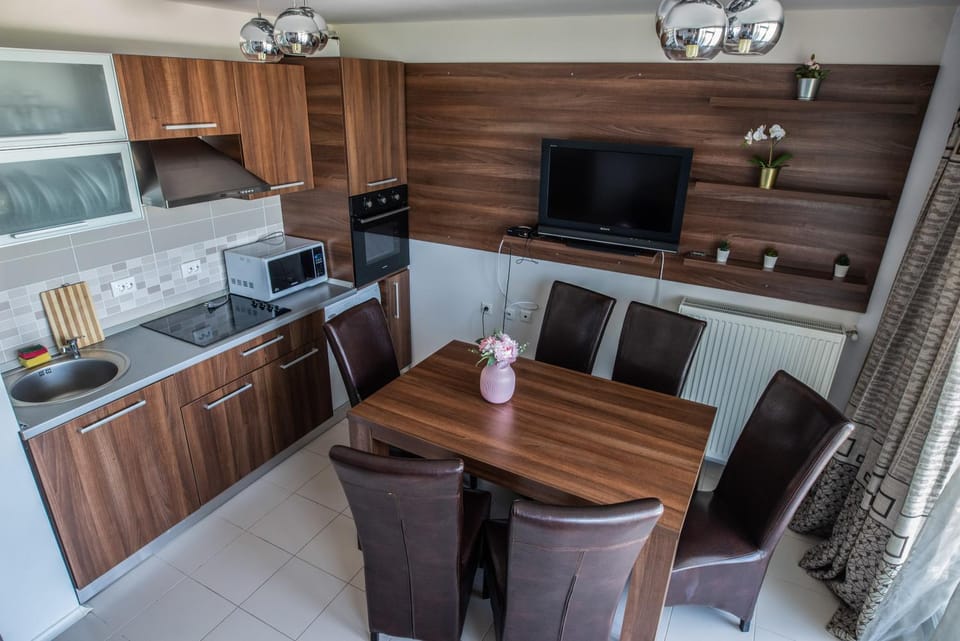Communal lounge/ TV room, TV and multimedia, Kitchen or kitchenette, Dining area, Communal kitchen