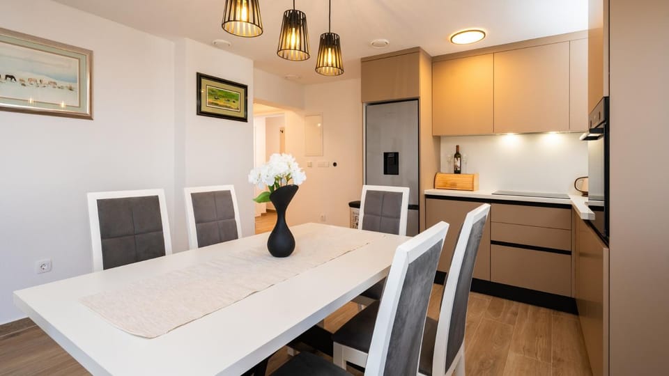 Seating area, Dining area
