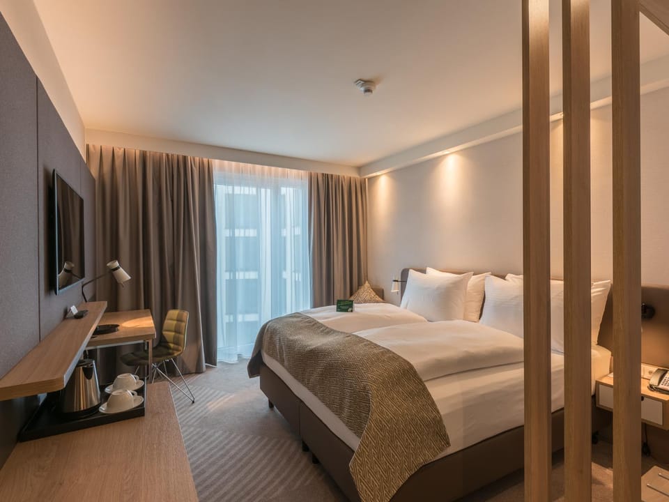 Bed, TV and multimedia, Seating area, Bedroom