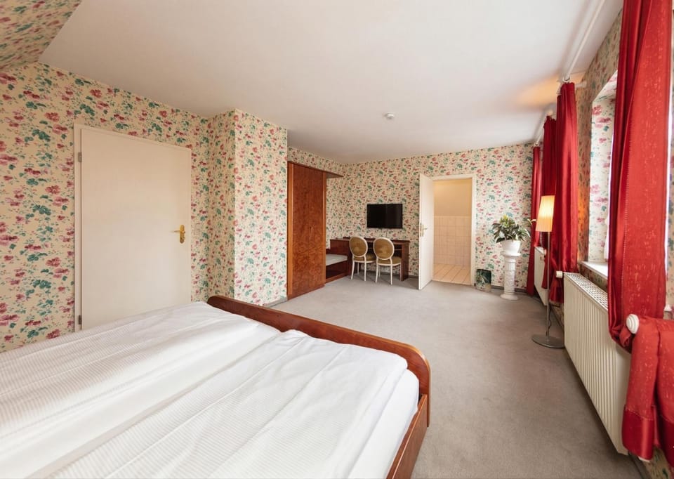 Bed, Photo of the whole room, Bedroom, wardrobe