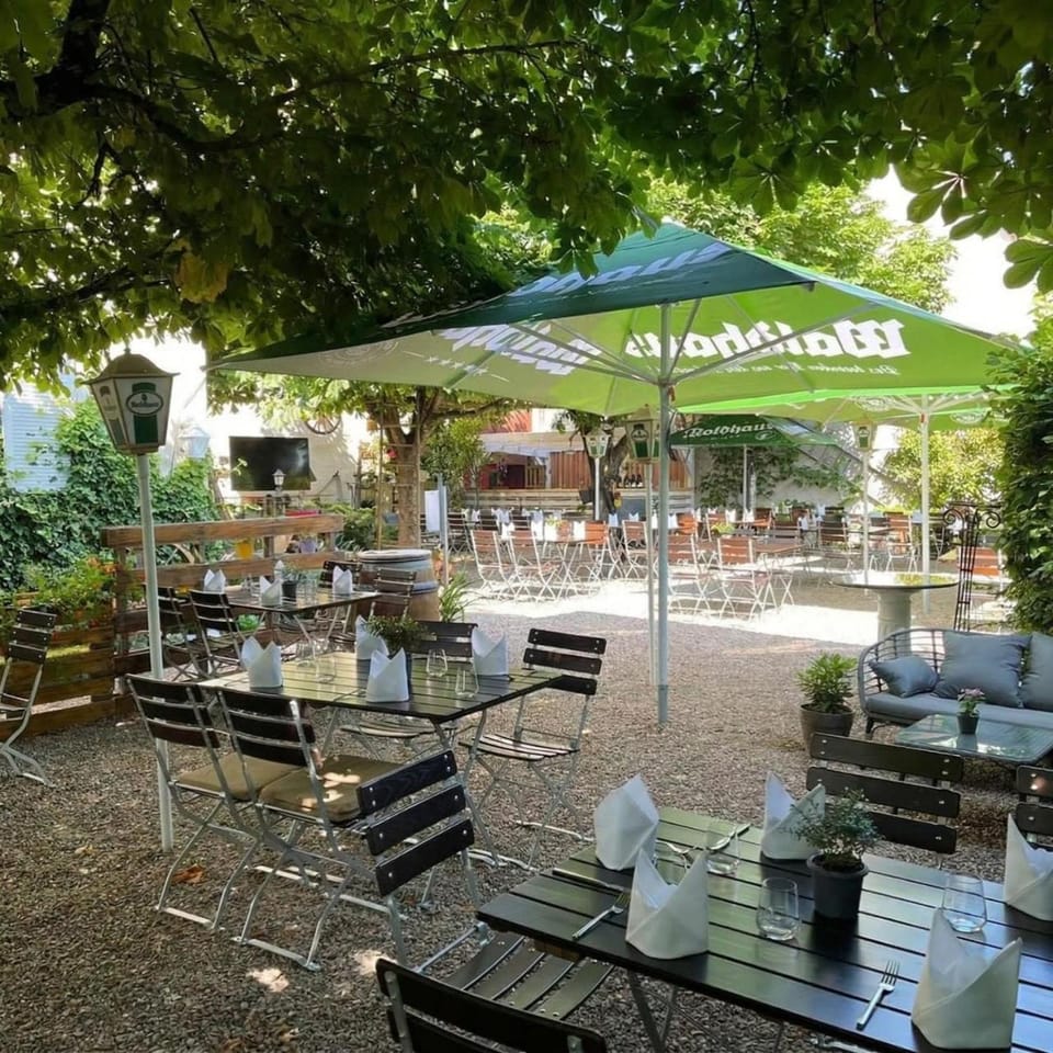 Restaurant/places to eat, Spring, Garden, Food and drinks, Food, Garden view