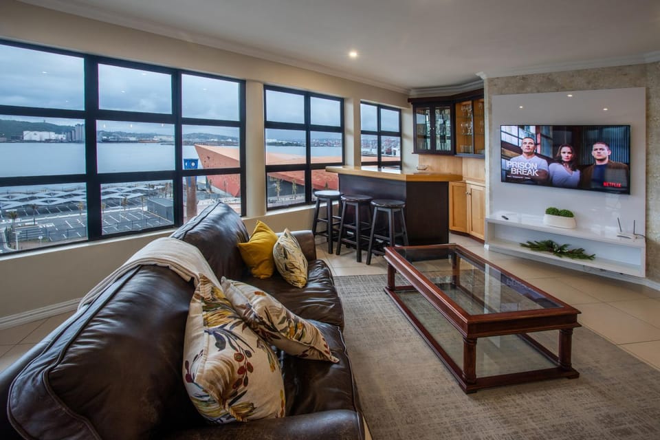 TV and multimedia, View (from property/room), Lounge or bar, Sea view