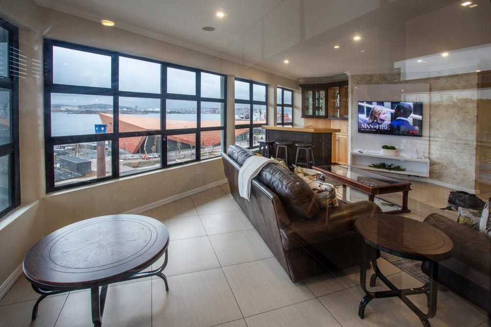 TV and multimedia, View (from property/room), Lounge or bar, Sea view
