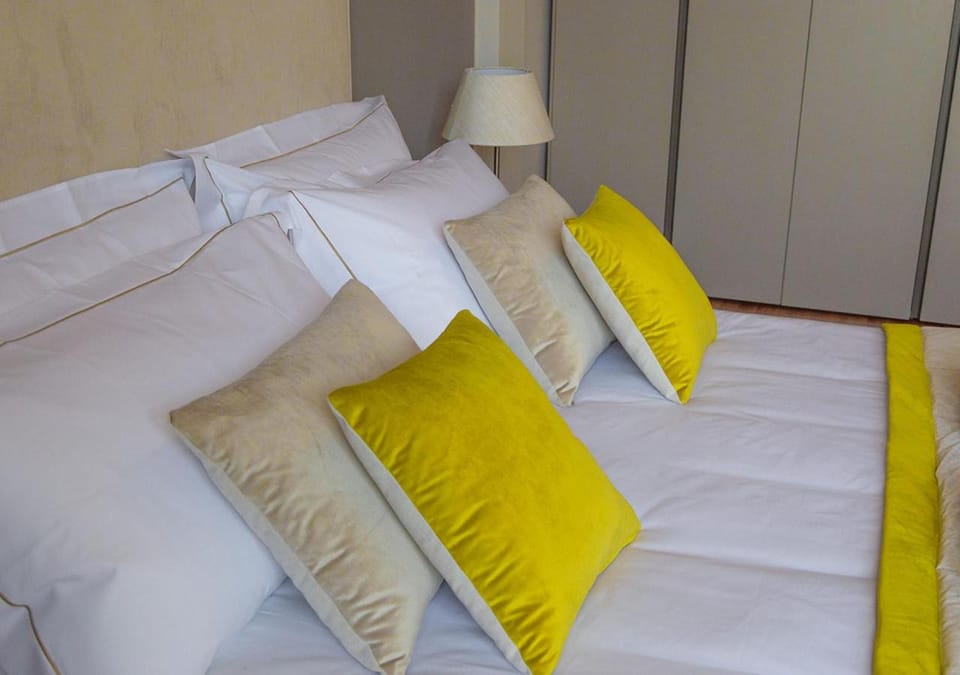 Bed, Living room, Photo of the whole room, Seating area, Bedroom