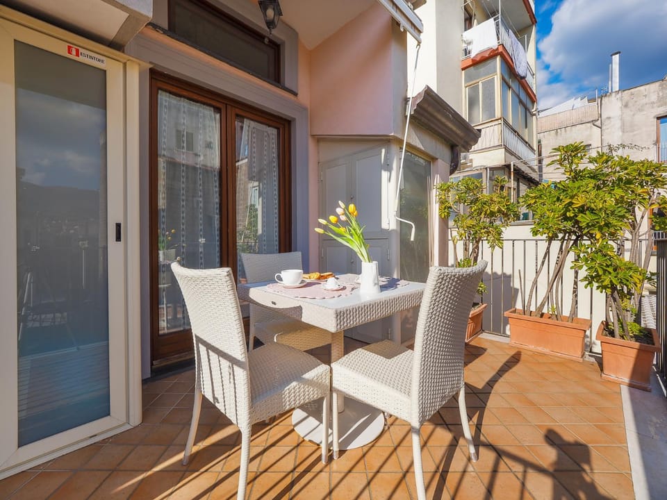 Property building, Balcony/Terrace, Dining area