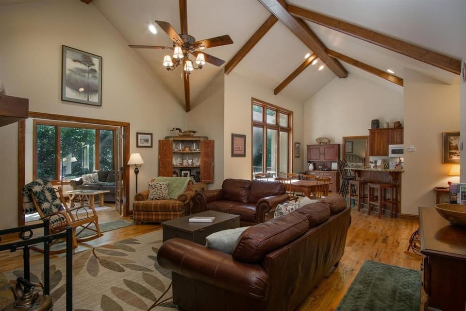 Pine Hill · Pine Hill in Sherwood Forest House in Tennessee
