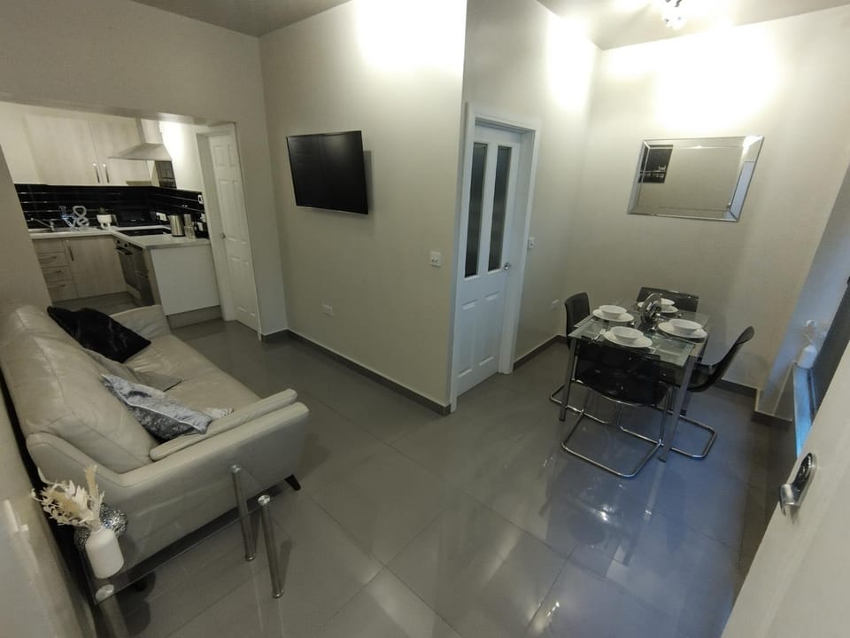 Queens Holiday Basement Apartment in Wales