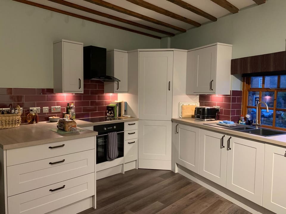 Kitchen or kitchenette, pet friendly, stove, toaster