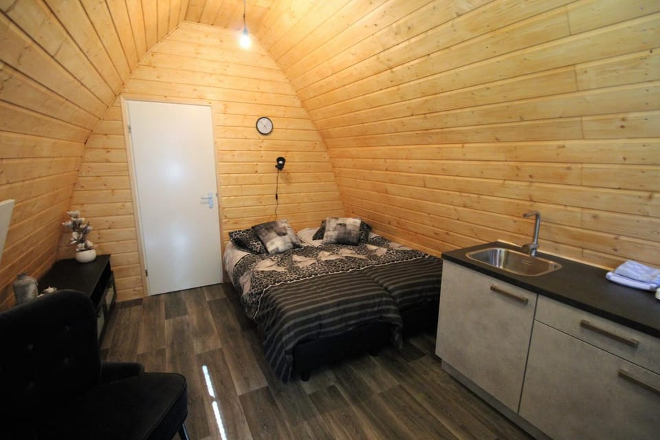 Bed, Seating area