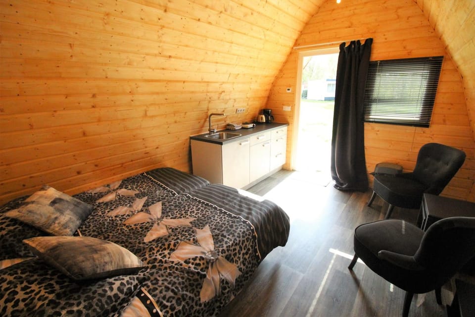 Bed, Kitchen or kitchenette