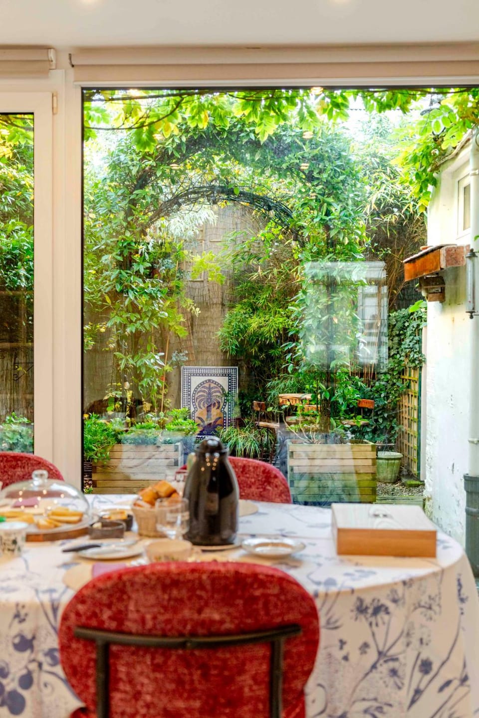 Garden, Food and drinks, Dining area, Food, Garden view