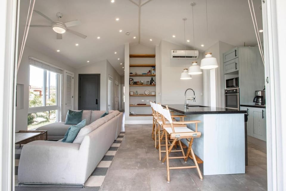 Kitchen or kitchenette, Dining area, minibar