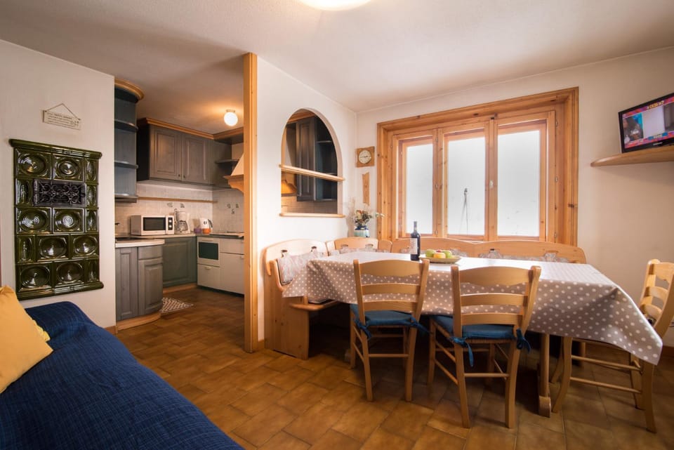 Kitchen or kitchenette, Living room, Dining area