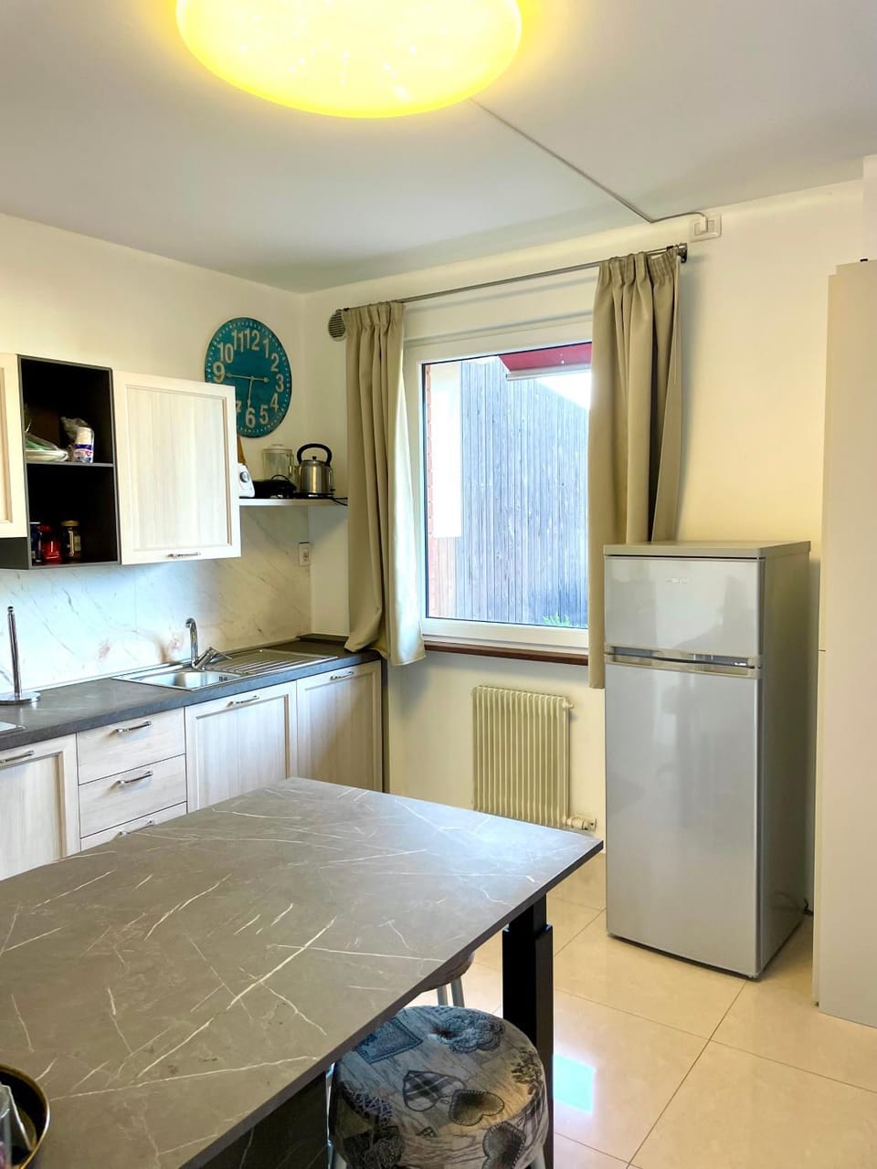 Kitchen or kitchenette, Dining area