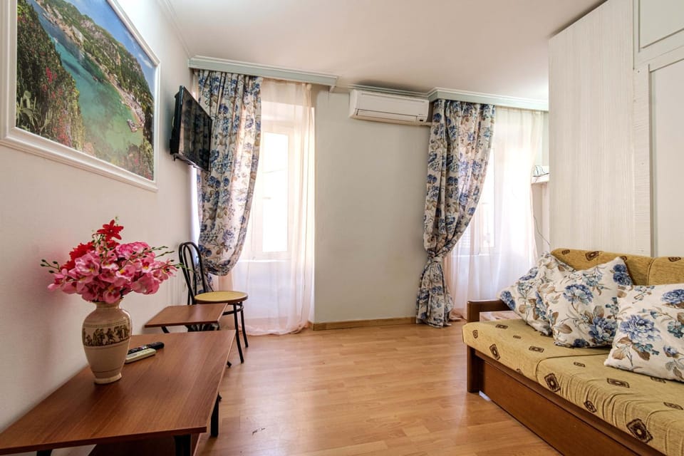 TV and multimedia, Living room, Photo of the whole room, Seating area, air conditioner