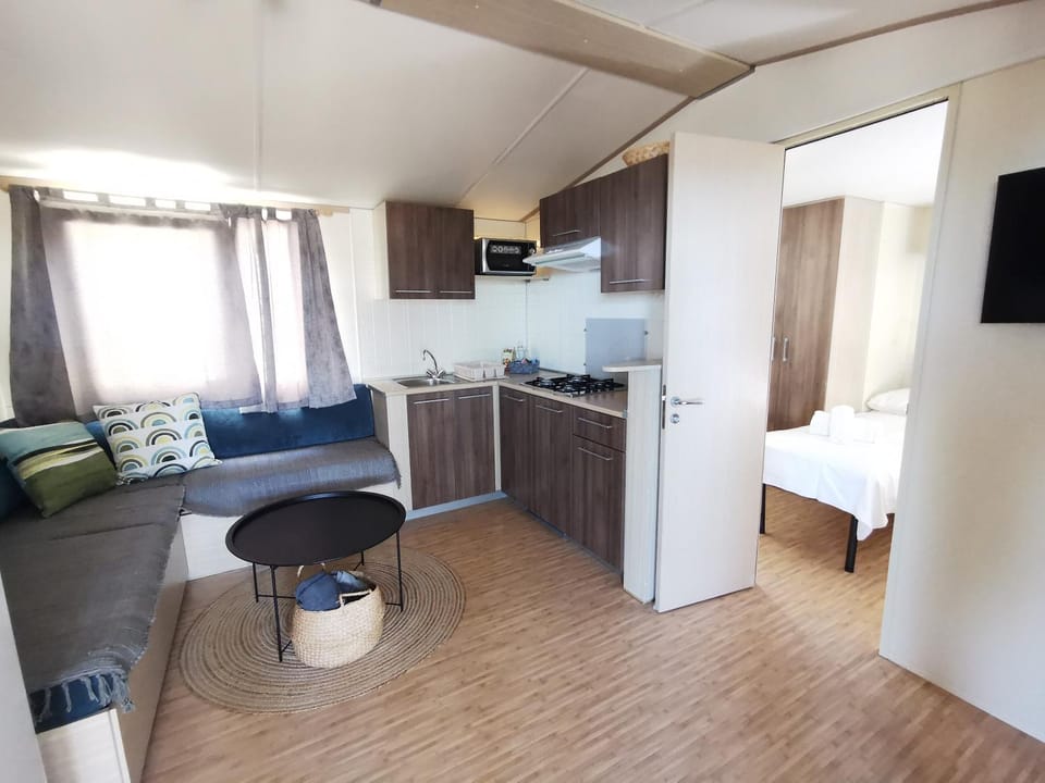 Kitchen or kitchenette, Living room, Seating area