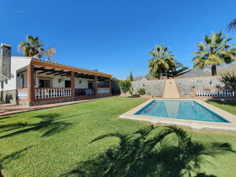 Property building, Day, Garden, Garden view, Swimming pool