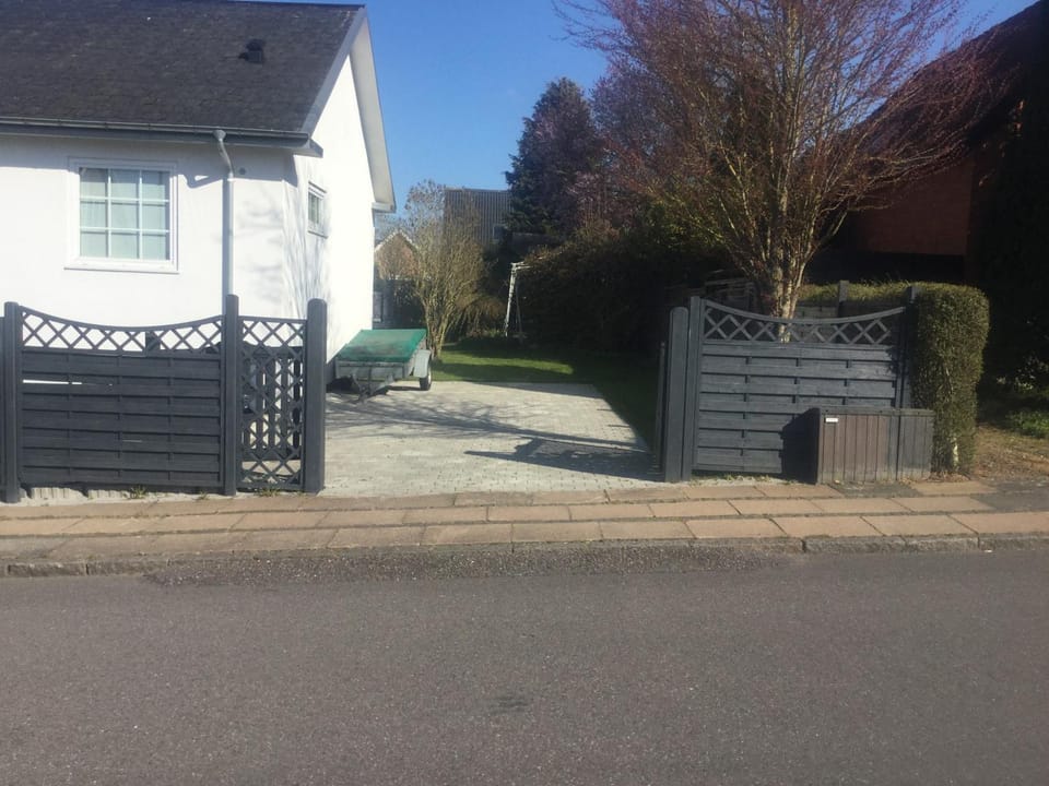 Property building, Facade/entrance, Garden
